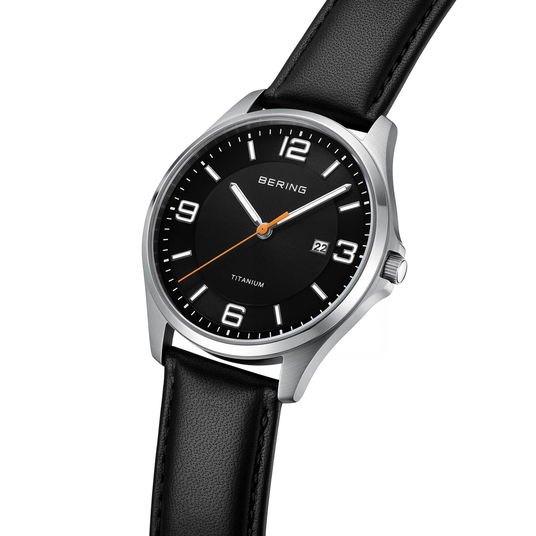 BERING Titanium Herrenuhr 16040-402 – Silber Gebürstet Schwarzes Zifferblatt Saphirglas