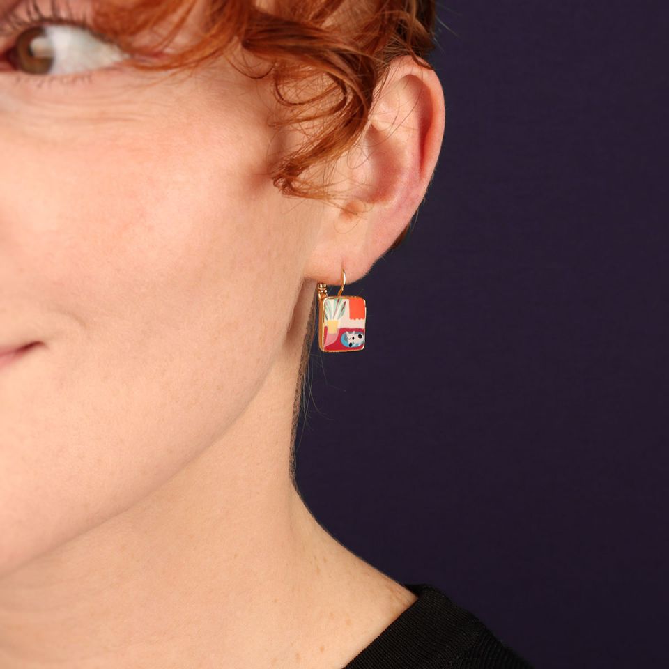 Ohrringe Curieuse – Handbemalte Designer-Ohrringe, goldfarben - antialergisch